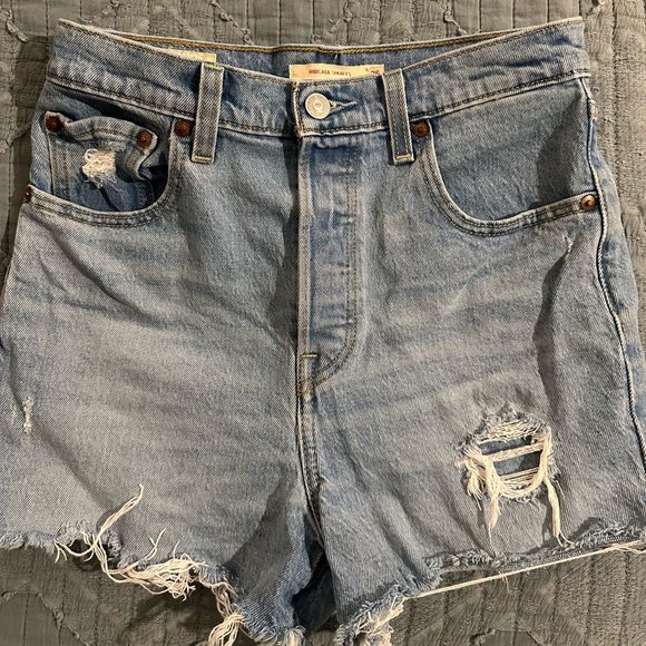 Levi's Ribcage Shorts - Picture 2 of 3